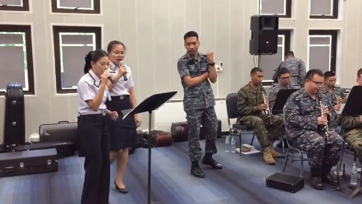 ไพเราะ...น่ารักๆ!!ไปฟัง"ทหารอากาศไทย"ผนึก"นาวิกฯมะกัน" ขับร้องบรรเลงเพลงฮิต"คุกกี้เสี่ยงทาย" ในวาระความสัมพันธ์"สหรัฐ","ไทย" ครบ200ปี (คลิป)