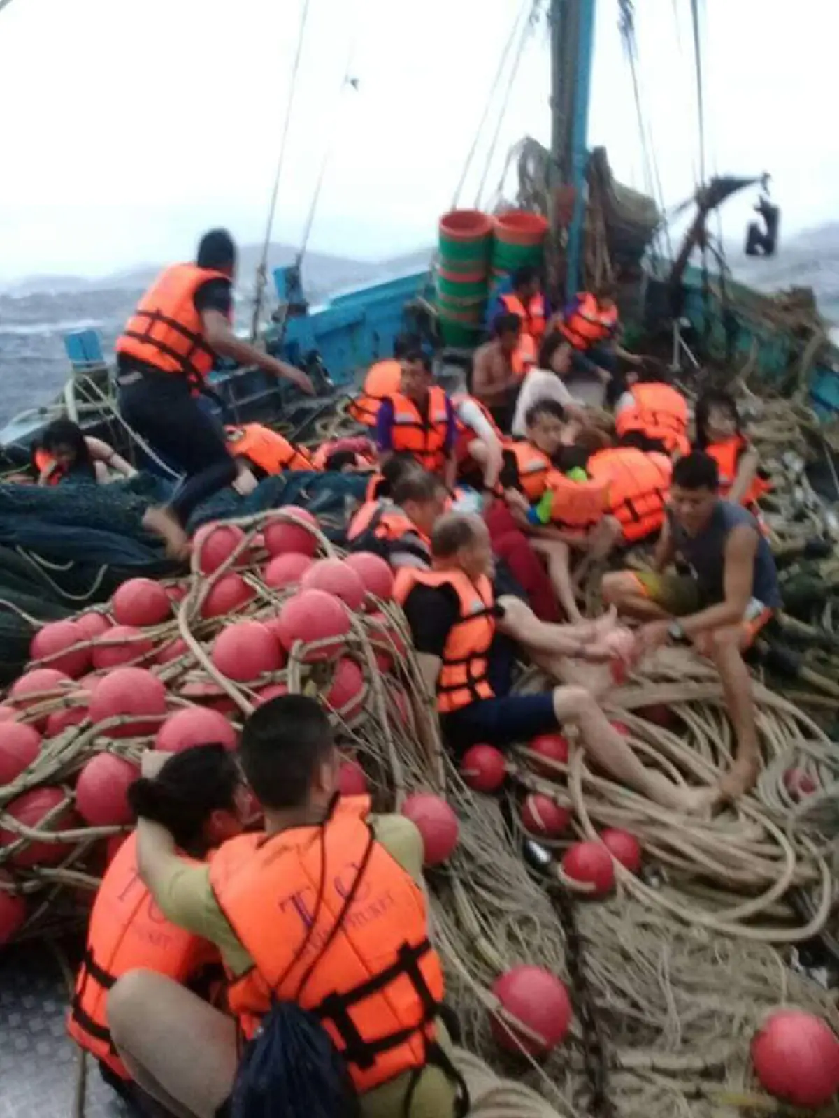 ระทึก..คลื่นลมเเรง!! ดูชัดๆ วินาทีเรือท่องเที่ยว"ฟีนิกซ์" มีผู้โดยสาร 90ชีวิต ล่มบริเวณเกาะเฮ ภูเก็ต!!  (คลิป)