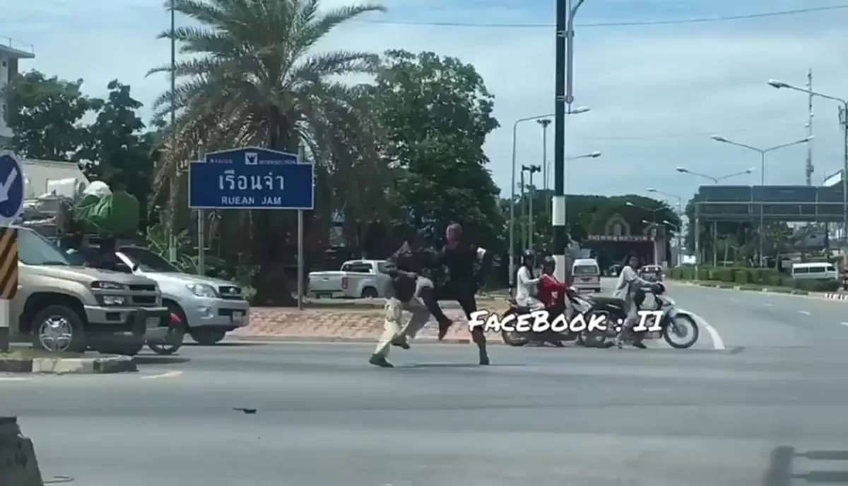 อ่วมเเน่ๆงานนี้!! "ชายเมายาบ้า" เเหกด่าน คลั่งหนักไล่ชก"ตำรวจ"เละ..สุดเดือด หมวกกระเด็น!! ดูชื่อเเยก..พอจะรู้อนาคตเลย?!! (คลิปชัดๆ)