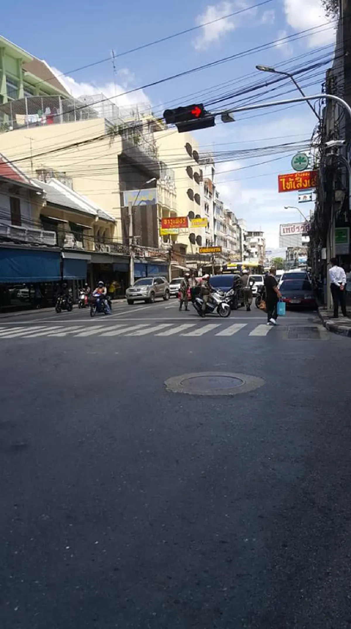 วุ่นวายทั้งถนน  !!!!  "ตำรวจ" 4 นายล้อมหน้ารถ สกัดกั้นไม่ให้ รถเก๋งหนี !?!ล็อคล้อกลางถนนหลังจอดรถในที่ห้ามจอด (คลิป)