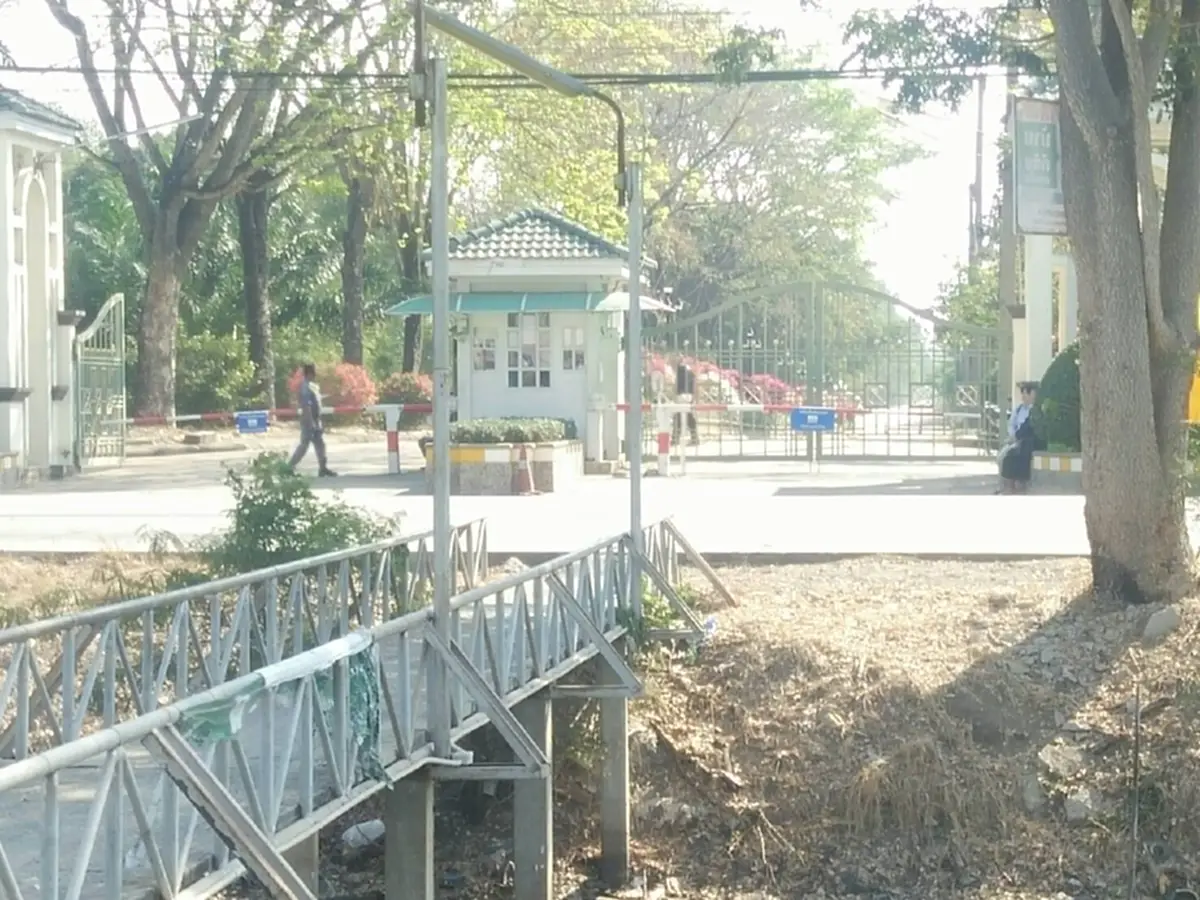 จนท.ดีเอสไอ บุกตรวจค้น "วัดธรรมกาย" วันที่ 3....ผ่อนปรนให้พระเข้าวัดได้แล้วเช้านี้!!  ส่วนลูกศิษย์ยังเข้าวัดไม่ได้ (รายละเอียด)