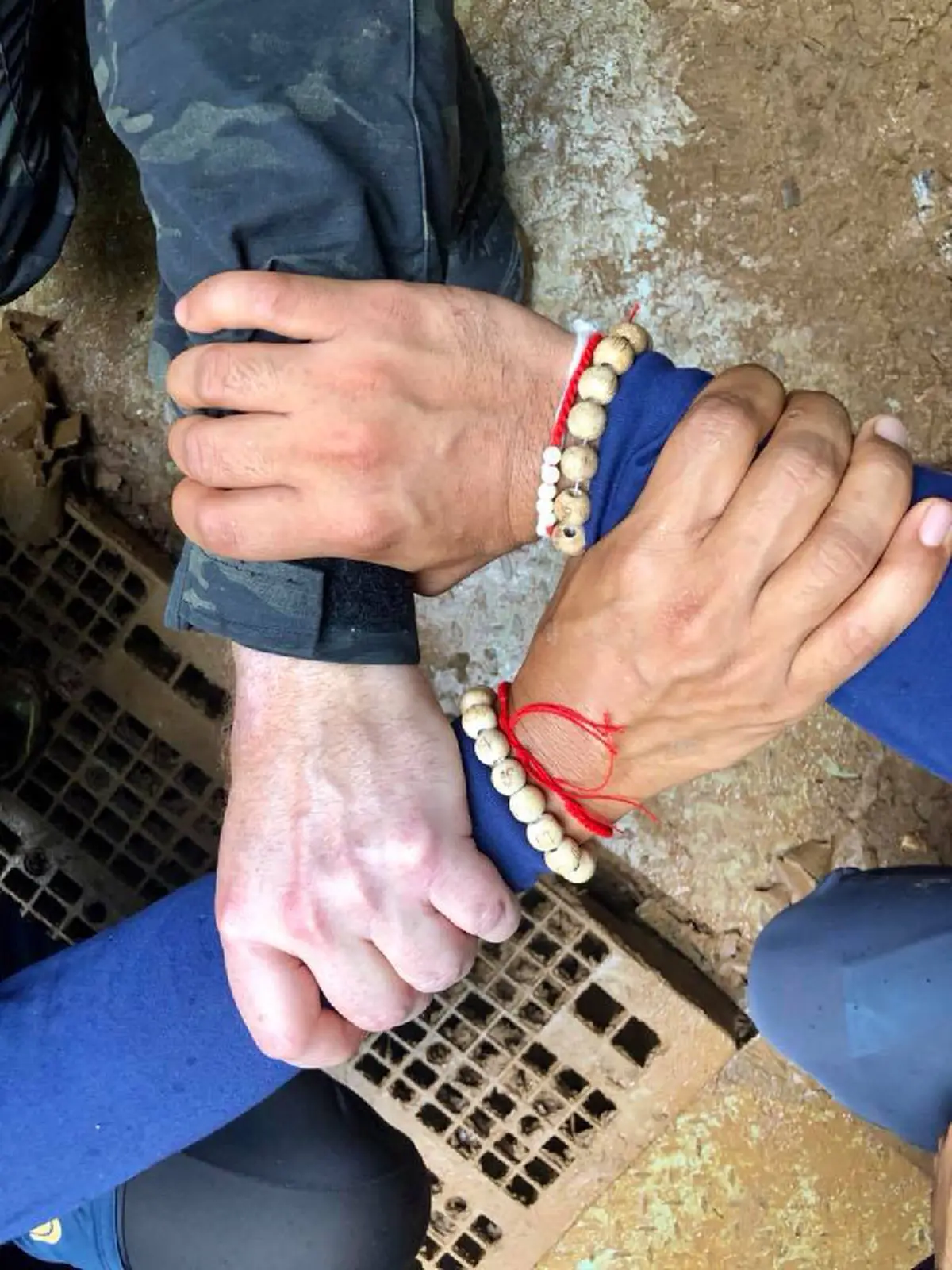 พร้อมที่สุดแล้ว! "เจ้าหน้าที่" โพสต์รูปภาพจับมือเตรียมความพร้อมนำ "ทีมหมูป่า" ออกจาก "ถ้ำหลวง" วันนี้ !!! (รายละเอียด)