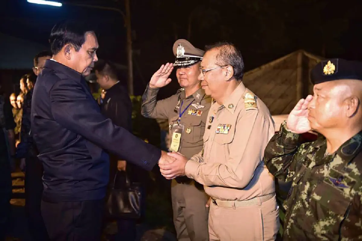 ภาพประวัติศาสตร์! เปิดประโยคสุดประทับใจ "นายกตู่" พูดกับ "อดีตผู้ว่าฯเชียงราย" หลังใกล้เสร็จสิ้นภารกิจช่วยเหลือ "ทีมหมูป่า"