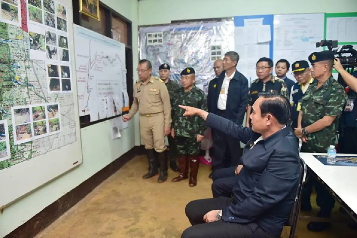 ภาพประวัติศาสตร์! เปิดประโยคสุดประทับใจ "นายกตู่" พูดกับ "อดีตผู้ว่าฯเชียงราย" หลังใกล้เสร็จสิ้นภารกิจช่วยเหลือ "ทีมหมูป่า"