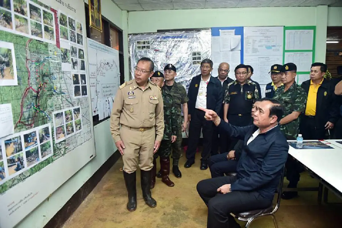 ภาพประวัติศาสตร์! เปิดประโยคสุดประทับใจ "นายกตู่" พูดกับ "อดีตผู้ว่าฯเชียงราย" หลังใกล้เสร็จสิ้นภารกิจช่วยเหลือ "ทีมหมูป่า"