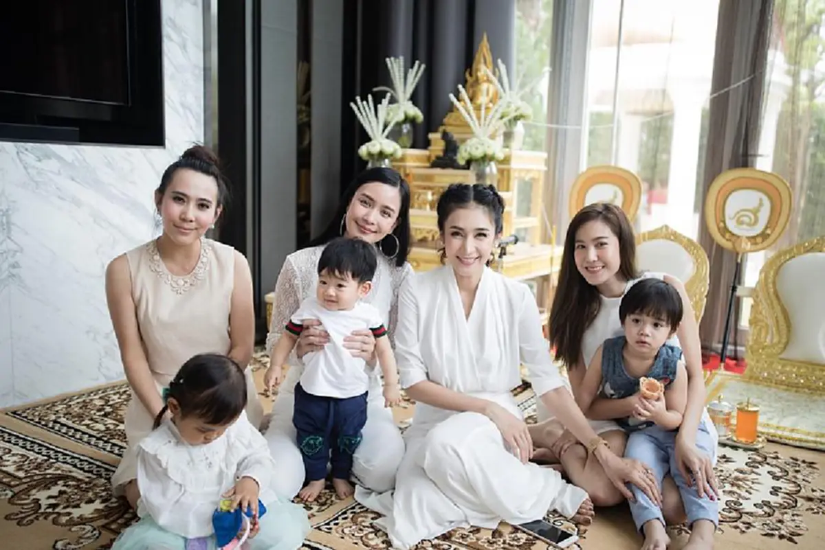 สุดอบอุ่น! "เนย โชติกา" ทำบุญวันเกิด ครบ 34 ปี พร้อมเปิดบ้านหลังงาม ต้อนรับเพื่อนๆในวงการ (ชมภาพ)