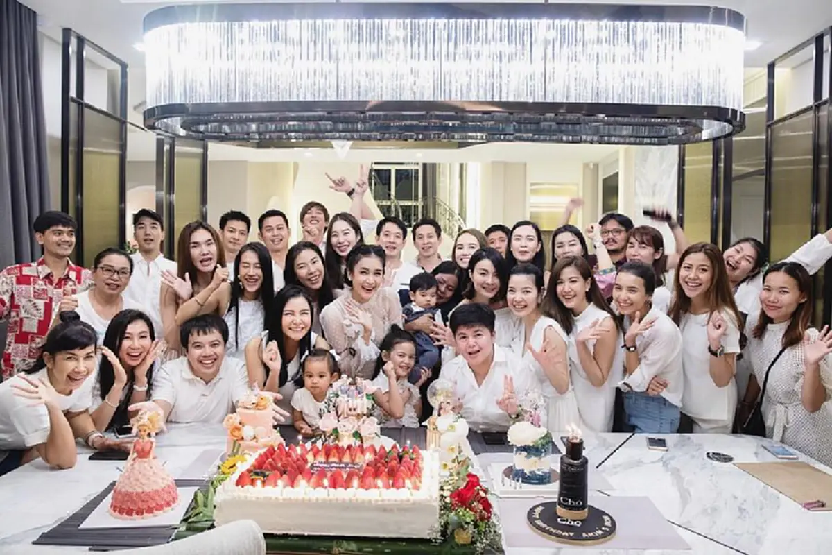 สุดอบอุ่น! "เนย โชติกา" ทำบุญวันเกิด ครบ 34 ปี พร้อมเปิดบ้านหลังงาม ต้อนรับเพื่อนๆในวงการ (ชมภาพ)