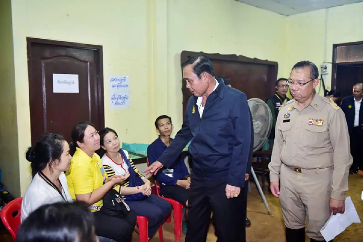 ภาพประวัติศาสตร์! เปิดประโยคสุดประทับใจ "นายกตู่" พูดกับ "อดีตผู้ว่าฯเชียงราย" หลังใกล้เสร็จสิ้นภารกิจช่วยเหลือ "ทีมหมูป่า"