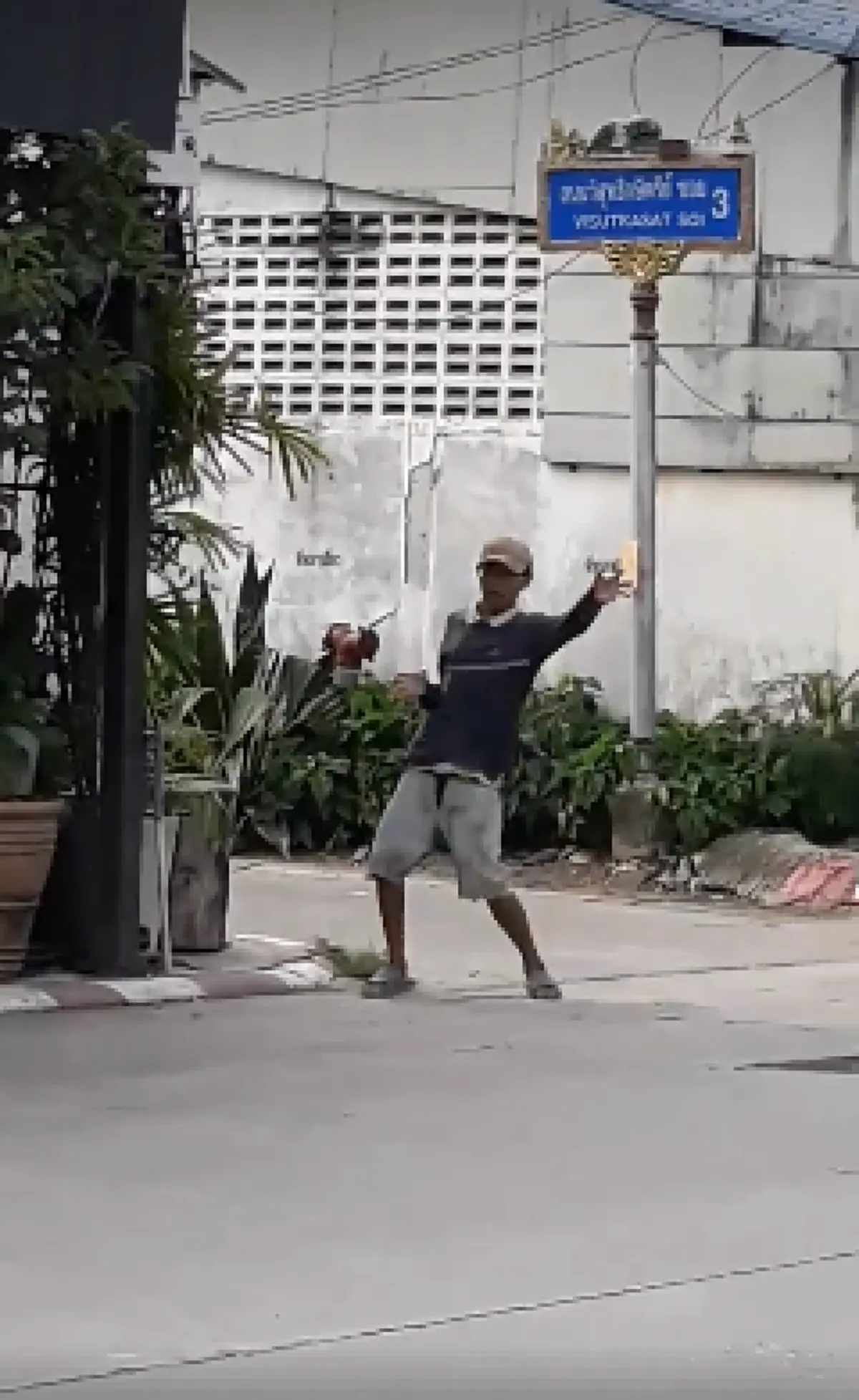 ชาวบ้านสองแควเหลืออด เจอหนุ่มเมายาคลั่งอาละวาด แจ้งตร.ได้คำตอบเอาไว้รอเกิดเหตุก่อน