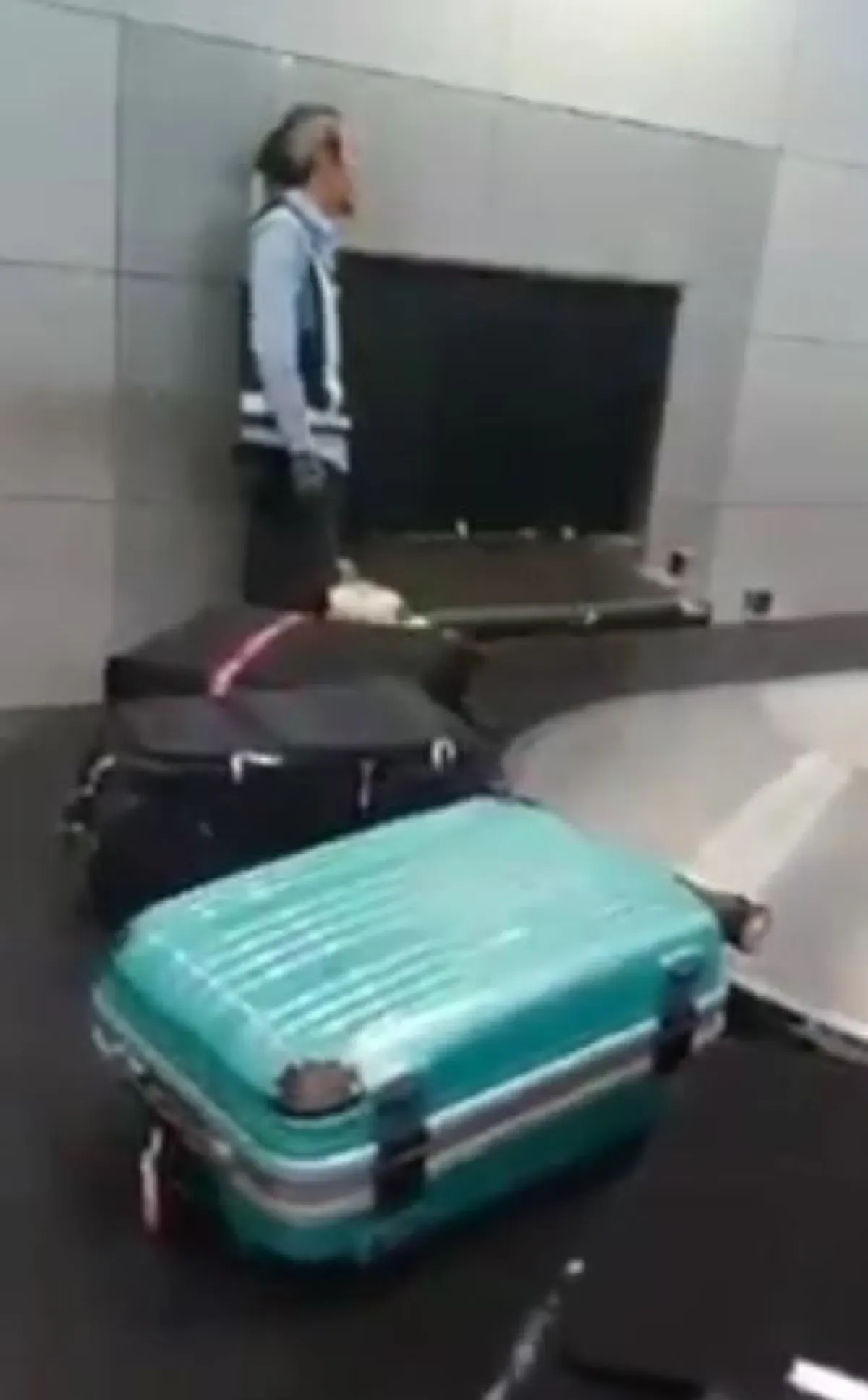 ภาพนี้น้อยคนจะเคยเห็น!! ผดส. แอบถ่าย  "พนักงานขนสัมภาระเครื่องบิน" ก้มๆ เงยๆ จัดเรียงกระเป๋าช็อตนี้ต้องชม ยกให้ทั้งหัวใจ (คลิป)