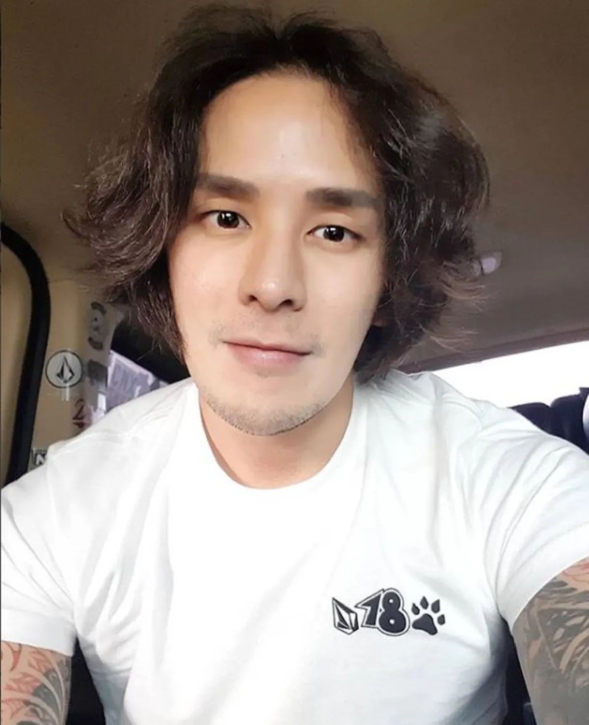 เผื่อแผ่อย่างทั่วถึง!! "แทค" คืนความสุข โผกอดนักศึกษาหลังร่วมคลาสเรียน ชายหญิงเก้งกวางไม่เว้น เพราะกอดคือการแสดงออกว่ารักดีที่สุด (คลิป)