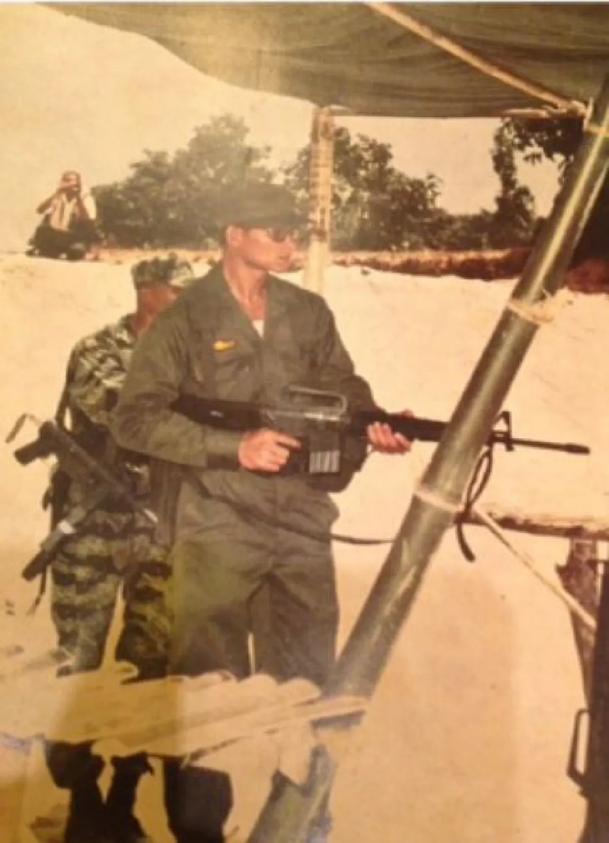 ธ ทรงเป็น จอมทัพไทย!! อีกหนึ่งพระปรีชาสามารถของ "ในหลวง ร.9 - สมเด็จพระราชินีฯ" ด้านทรงพระแสงปืน ที่คนรุ่นหลังไม่เคยได้เห็น (ภาพ)