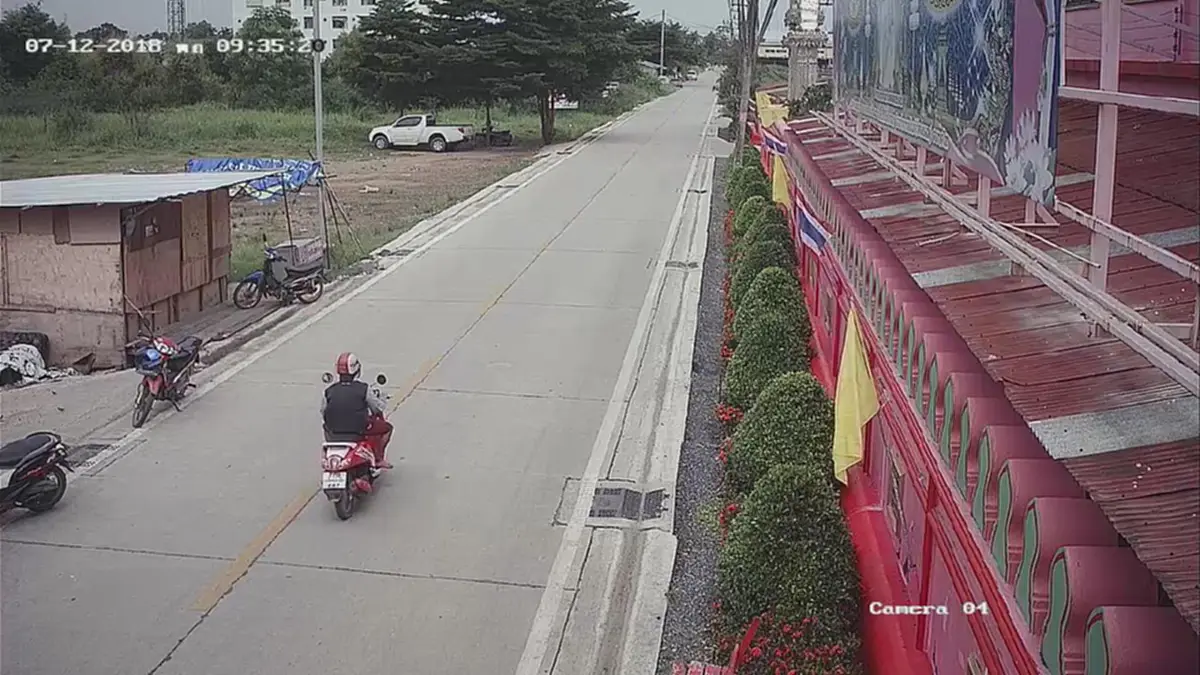 มารศาสนา!! วงจรปิดจับภาพชายทำทีมาไหว้พระ สบโอกาสปลอดคน เดินอ้อมหลังงัดตู้บริจาค หยิบเงินเดินออกหน้าตาเฉย (คลิป)