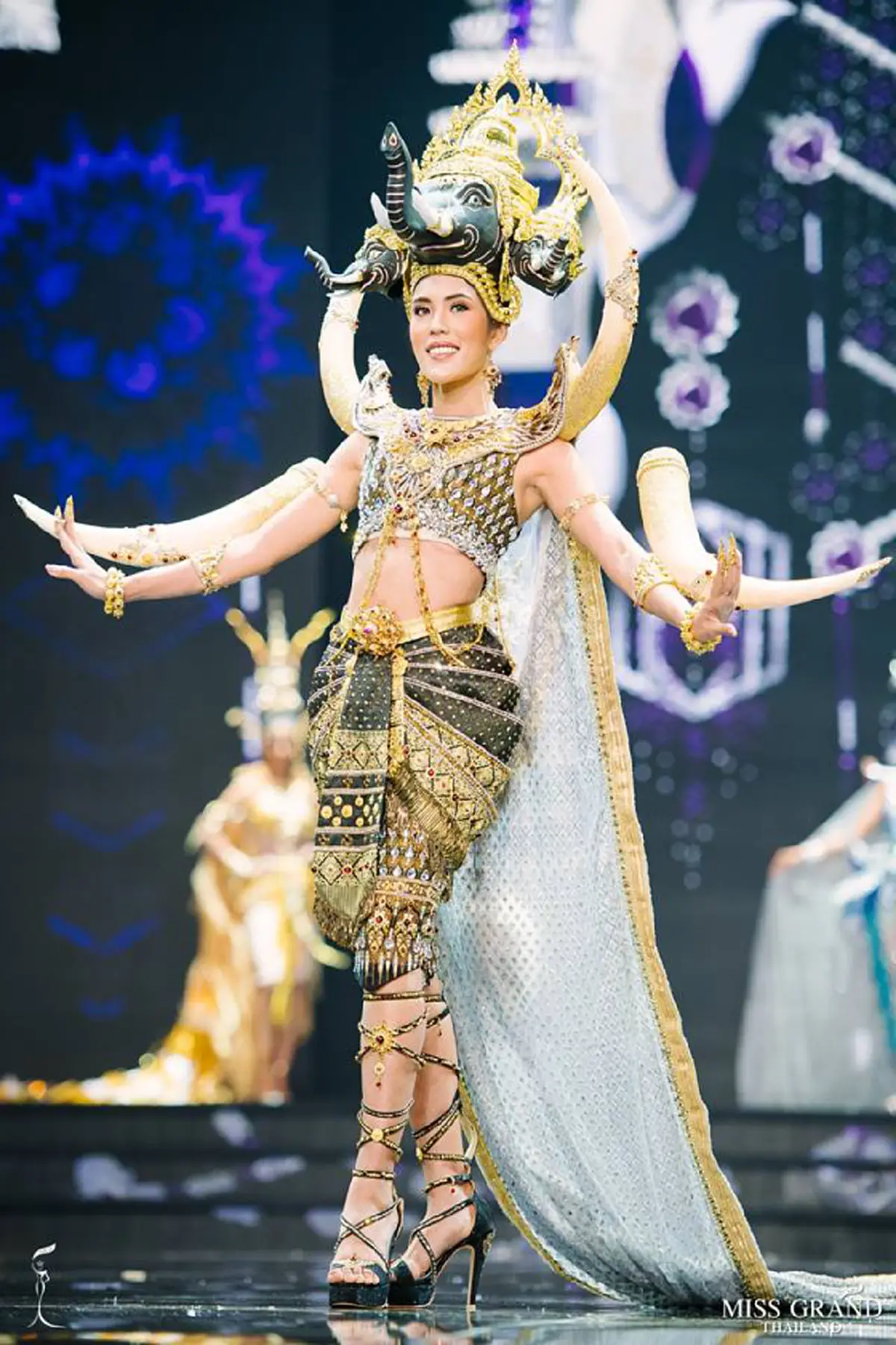 งดงามตระการตา! เปิดภาพ 10 ชุดประจำชาติยอดเยี่ยม บนเวที "มิสแกรนด์ไทยแลนด์ 2018" (ชมภาพ)