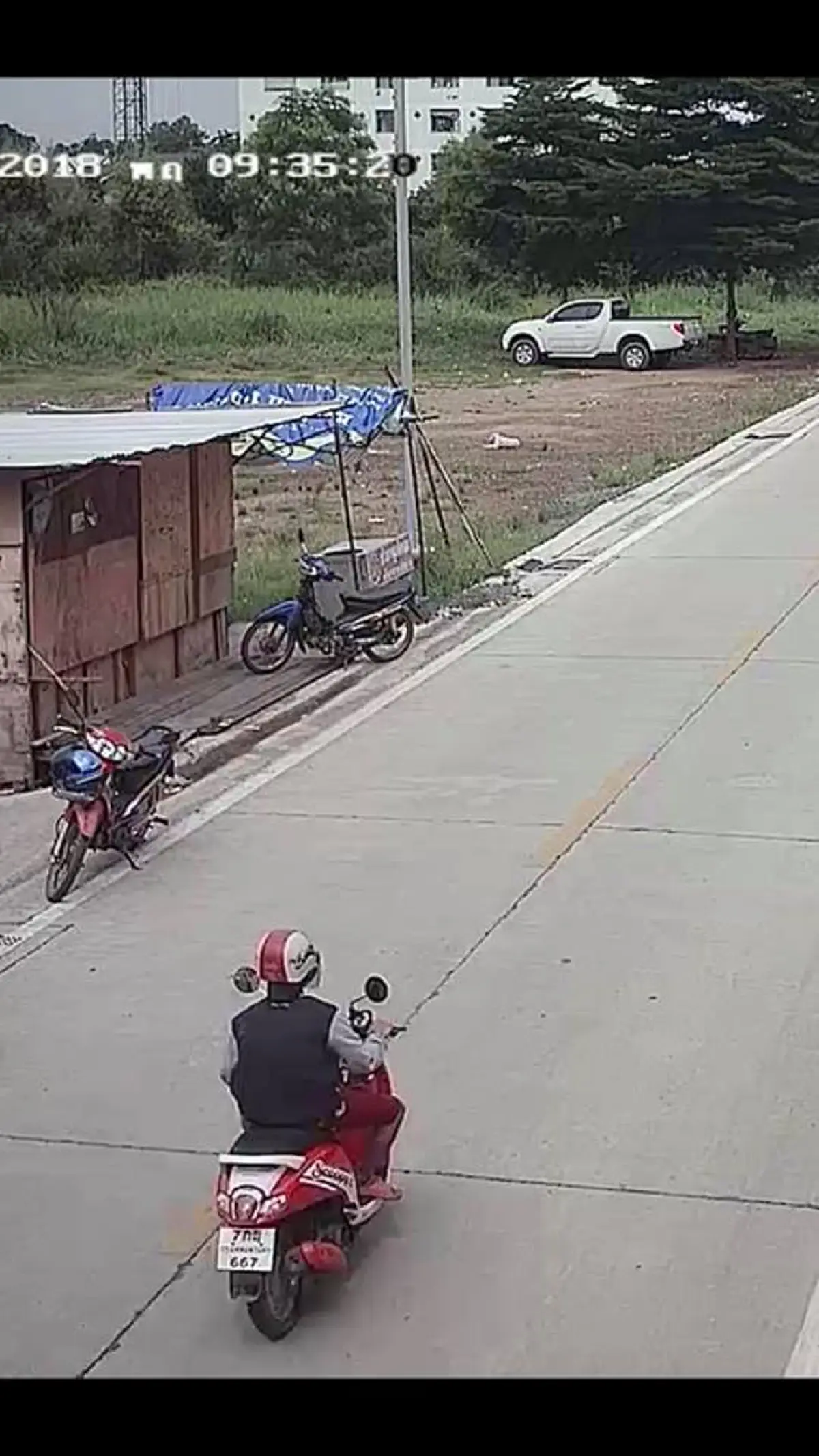 มารศาสนา!! วงจรปิดจับภาพชายทำทีมาไหว้พระ สบโอกาสปลอดคน เดินอ้อมหลังงัดตู้บริจาค หยิบเงินเดินออกหน้าตาเฉย (คลิป)