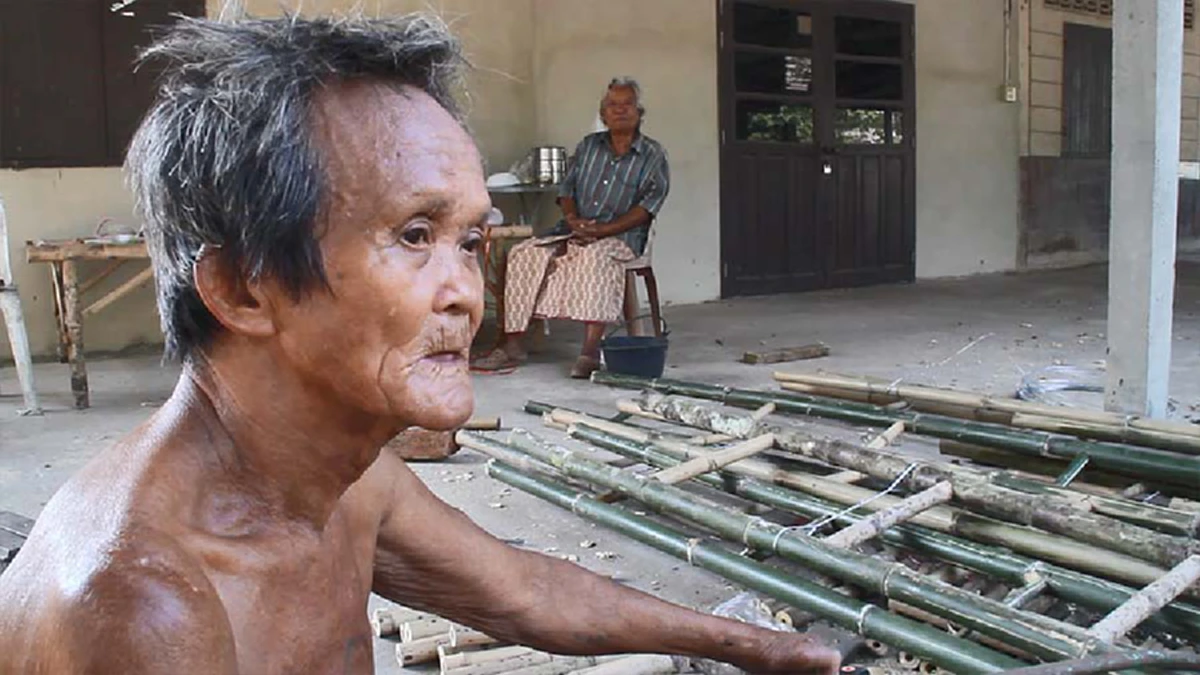 กราบหัวใจ!! คุณตา75 สู้ชีวิต ทำบันไดไม้ไผ่หาเลี้ยงครอบครัวแม้นิ้วมือหงิกงอ ทำเอาทึ่ง!! คนโกงบ้านเมืองมีครบ 32 ยังคิดจี้ปล้นดูตัวอย่างไว้!?!