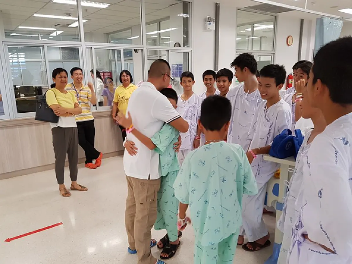 น้ำตาคลอ! "หมอภาคย์" โพสต์!! วินาทีสวมกอด "ทีมหมูป่า" ผมแอบสังเกตุตั้งแต่วันแรก โค้ชเอกคือสุดยอด! ก่อนเผยพฤติกรรมในถ้ำ เด็กๆคืออนาคตของชาติ!