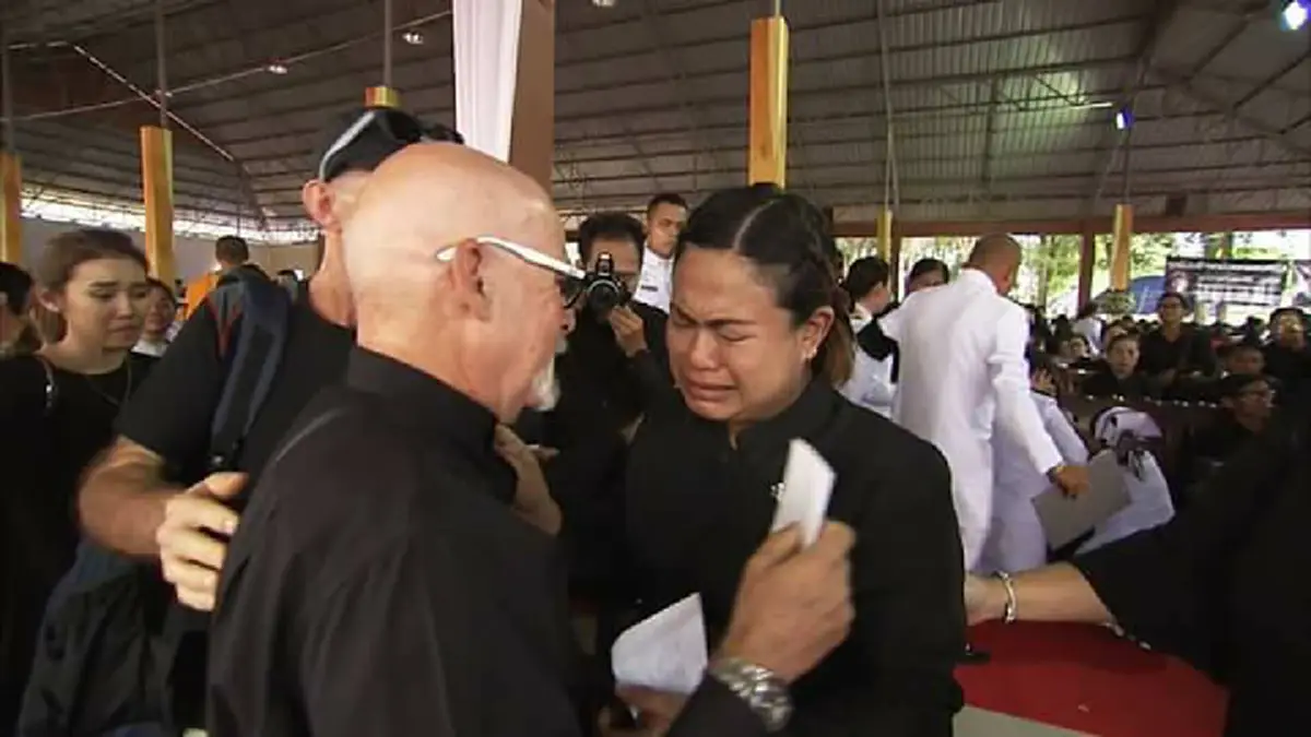 น้ำตาไหล..หัวใจเเทบสลาย!! เปิดภาพสุดเศร้า..จุกอกครอบครัว"จ่าเเซม"..ส่งฮีโร่สู่สรวงสวรรค์!!วีรบุรุษเเห่งถ้ำหลวง..จะอยู่ในใจชั่วนิรันด์(คลิป)