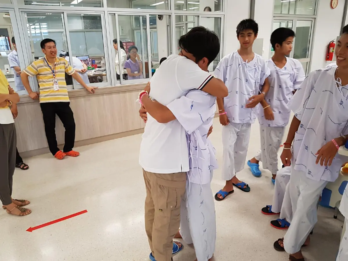 เปิดภาพบาดแผลบริเวณคอ "โค้ชเอก" หลังรอดชีวิตออกจาก "ถ้ำหลวง"!!!
