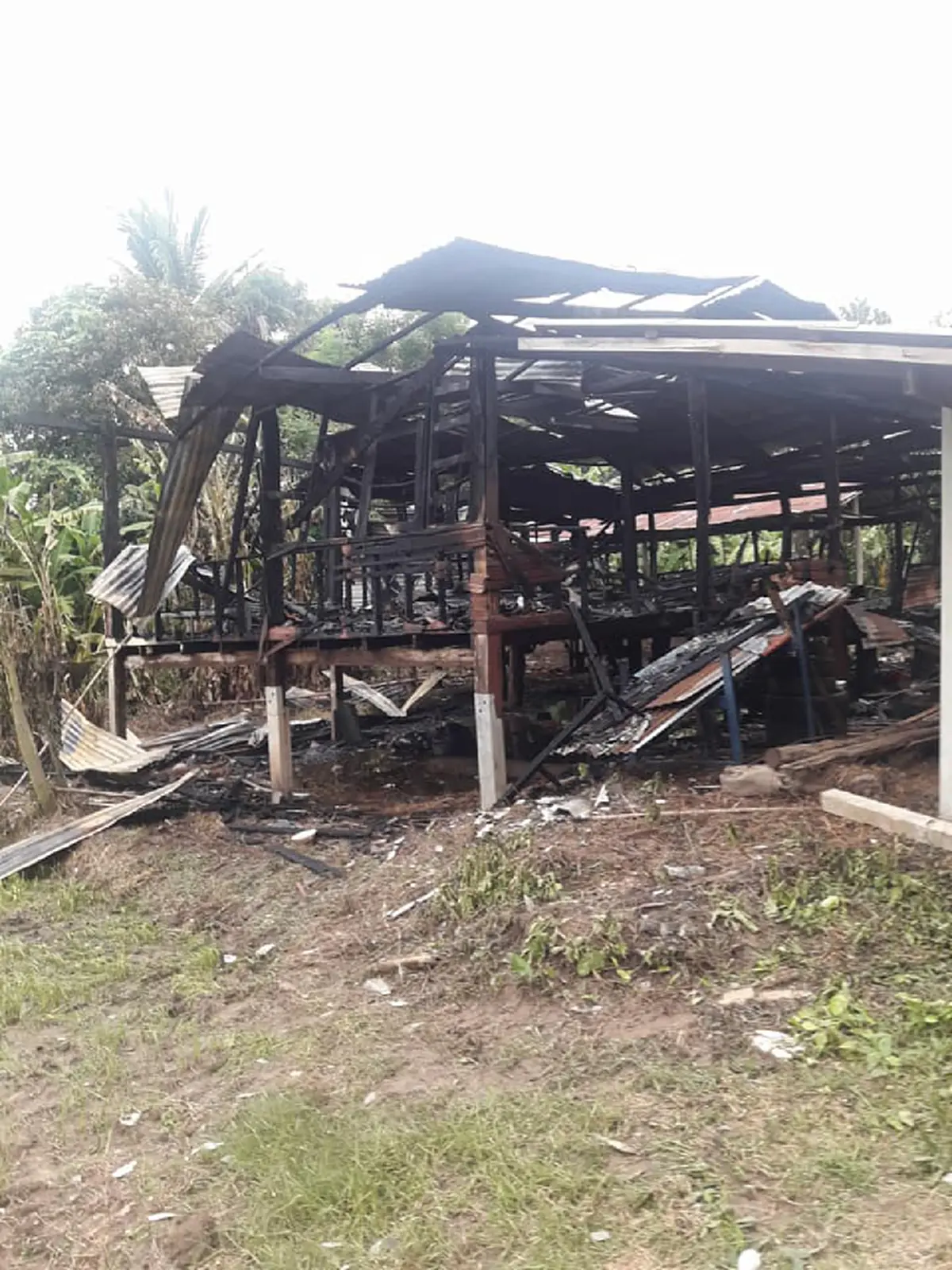 ชีวิตไม่เหลืออะไรเลย !!! ไฟไหม้บ้าน "ณัฐพล "เหลือชุดติดตัวชุดเดียว... พ่อตายแม่มีสามีใหม่ (รายละเอียด)