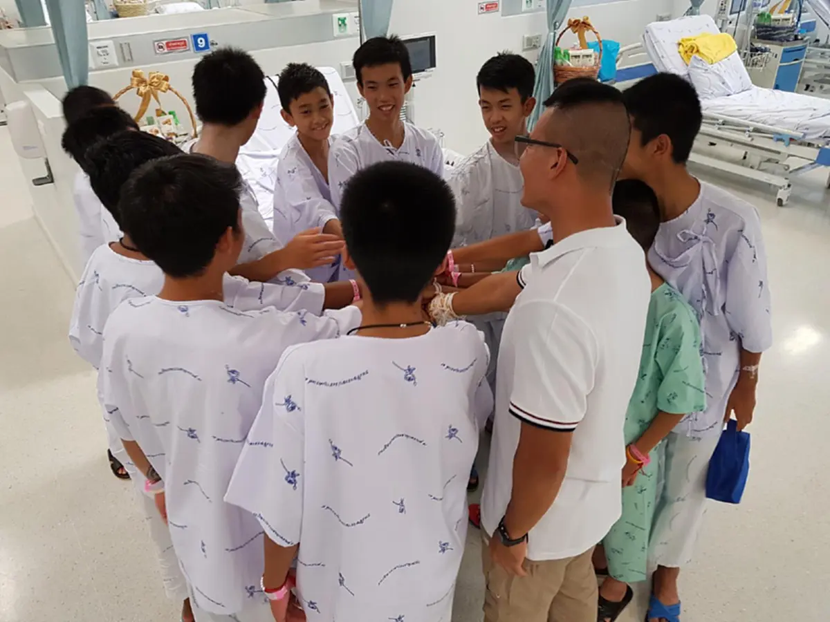 โลกจับตาเรื่องราว..พวกคุณหายไป!! "13ชีวิต"หมูป่า เปิดใจครั้งเเรกพรุ่งนี้?!! กับคำถามจากสื่อทั่วโลก..ที่กำลังอยู่ระหว่างกลั่นกรอง(รายละเอียด)