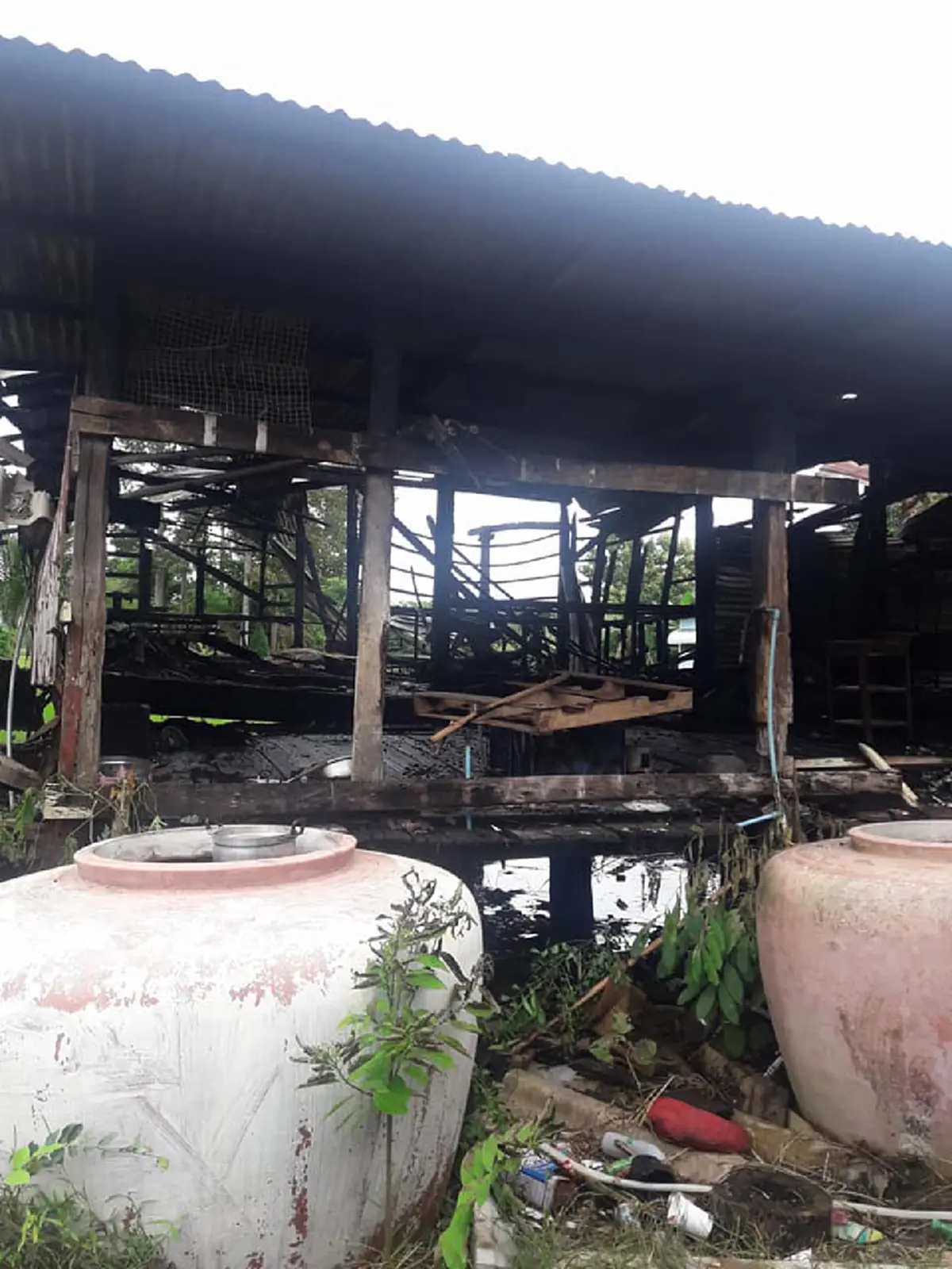 ชีวิตไม่เหลืออะไรเลย !!! ไฟไหม้บ้าน "ณัฐพล "เหลือชุดติดตัวชุดเดียว... พ่อตายแม่มีสามีใหม่ (รายละเอียด)