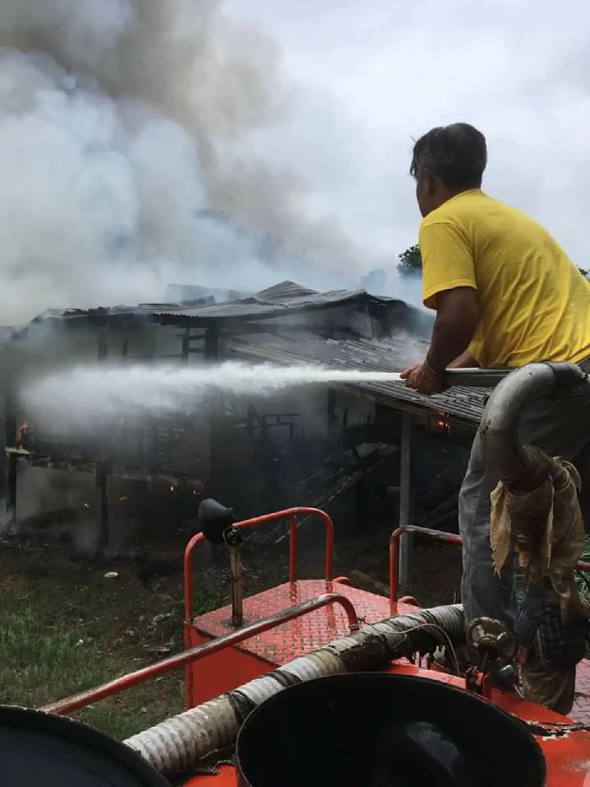 ชีวิตไม่เหลืออะไรเลย !!! ไฟไหม้บ้าน "ณัฐพล "เหลือชุดติดตัวชุดเดียว... พ่อตายแม่มีสามีใหม่ (รายละเอียด)