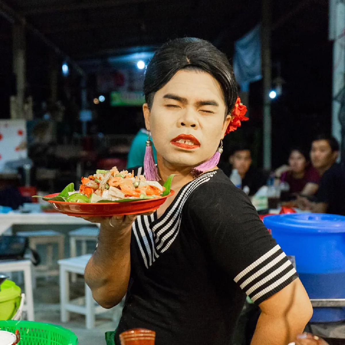 *สุดฮือฮา! เปิดภาพ "เจ๊ต๊อกแต๊ก" แม่ค้าส้มตำชื่อดัง ในชุดทำงาน "ข้าราชการ" (ชมคลิป)