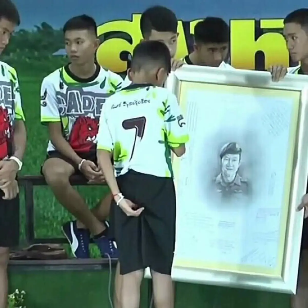 เด็กน้อยไร้เดียงสา!! สีสันน่ารักๆ"น้องไตตั้น"กับความเป็นธรรมชาติ..เรียกรอยยิ้ม?! น้องคนเล็กคงจะตื่นเต้นสุดๆ..กล้องอยู่ด้านหลังนะลูก!!(คลิป)