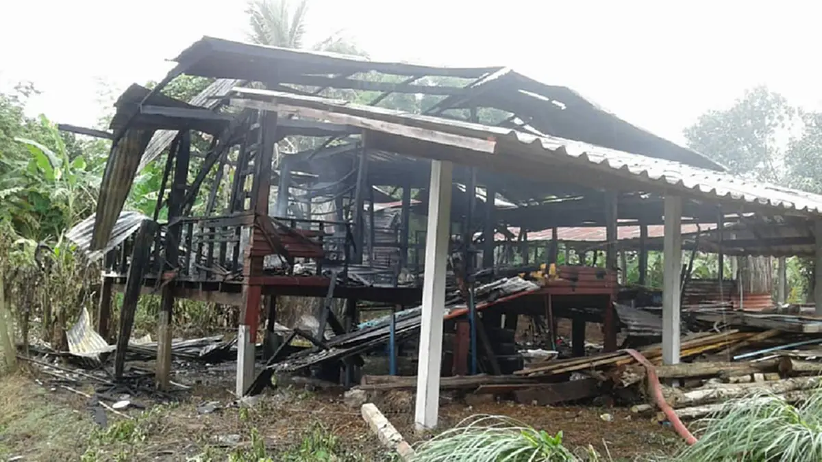 ชีวิตไม่เหลืออะไรเลย !!! ไฟไหม้บ้าน "ณัฐพล "เหลือชุดติดตัวชุดเดียว... พ่อตายแม่มีสามีใหม่ (รายละเอียด)