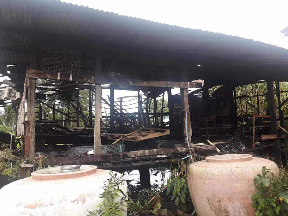 ชีวิตไม่เหลืออะไรเลย !!! ไฟไหม้บ้าน "ณัฐพล "เหลือชุดติดตัวชุดเดียว... พ่อตายแม่มีสามีใหม่ (รายละเอียด)