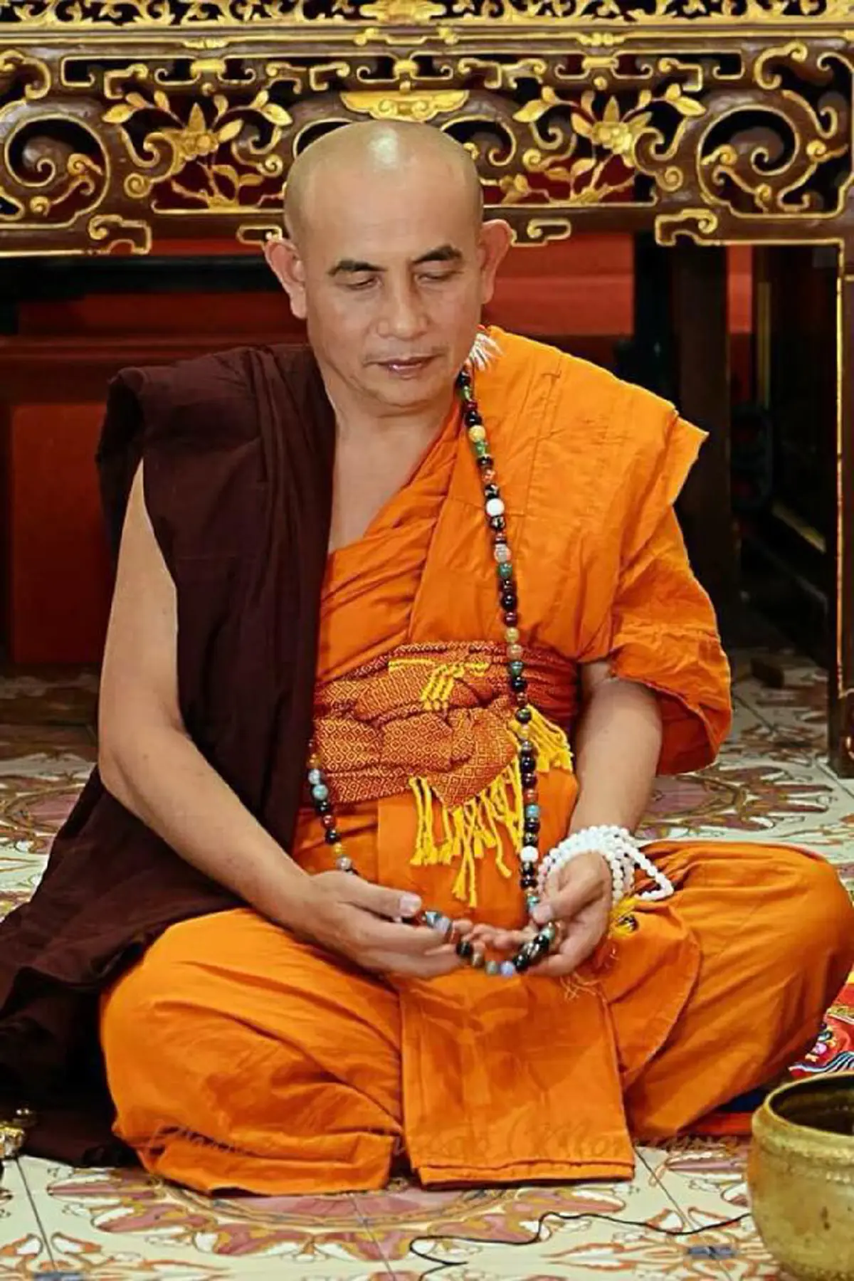 กราบสาธุ "พระครูบาบุญชุ่ม" ออกจากถ้ำ  หลังเข้าปฏิบัติกรรมฐาน ปิดวาจา ตลอดพรรษา3 เดือน  พร้อมเเสดงธรรมะ เพื่อโปรดคณะศิษย์เเละคณะศรัทธา