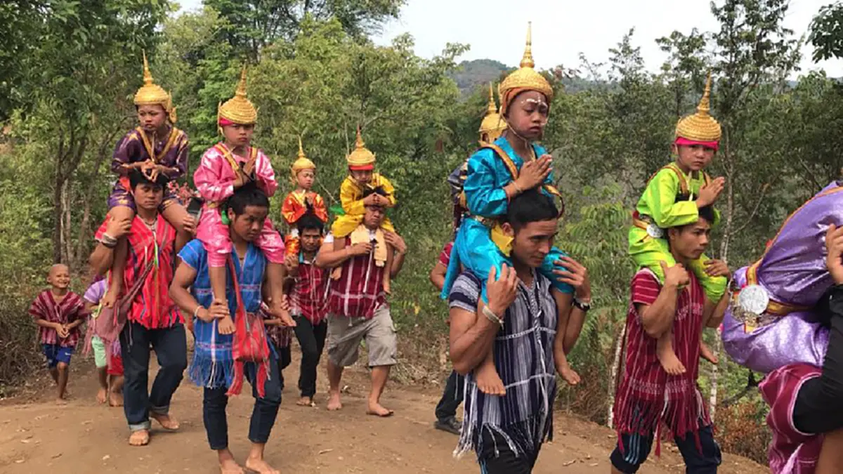 ประวัติศาสตร์ต้องจารึก!! ขนลุก ชาวกะเหรี่ยงนับพันอัญเชิญ "พระพุทธรูป" แห่ขึ้นวัดบนดอย พระประธานองค์แรกของหมู่บ้าน ร่วมใจสร้างด้วยพลังศรัทธา!