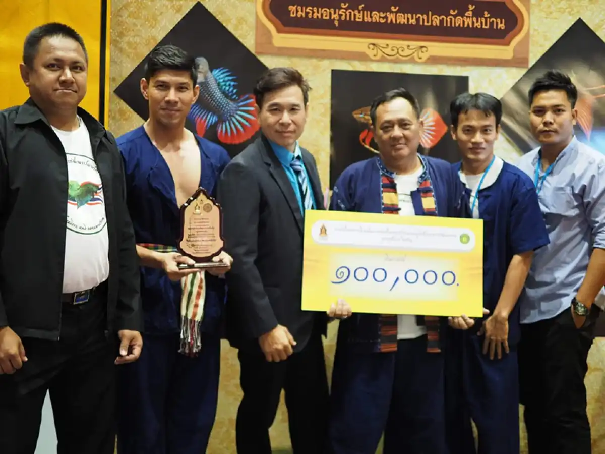 โซเชียลแซะ ท่านรองนายกฯ วิษณุ อย่ายิ้มเจื่อนๆ รับมอบปลากัดจำลอง