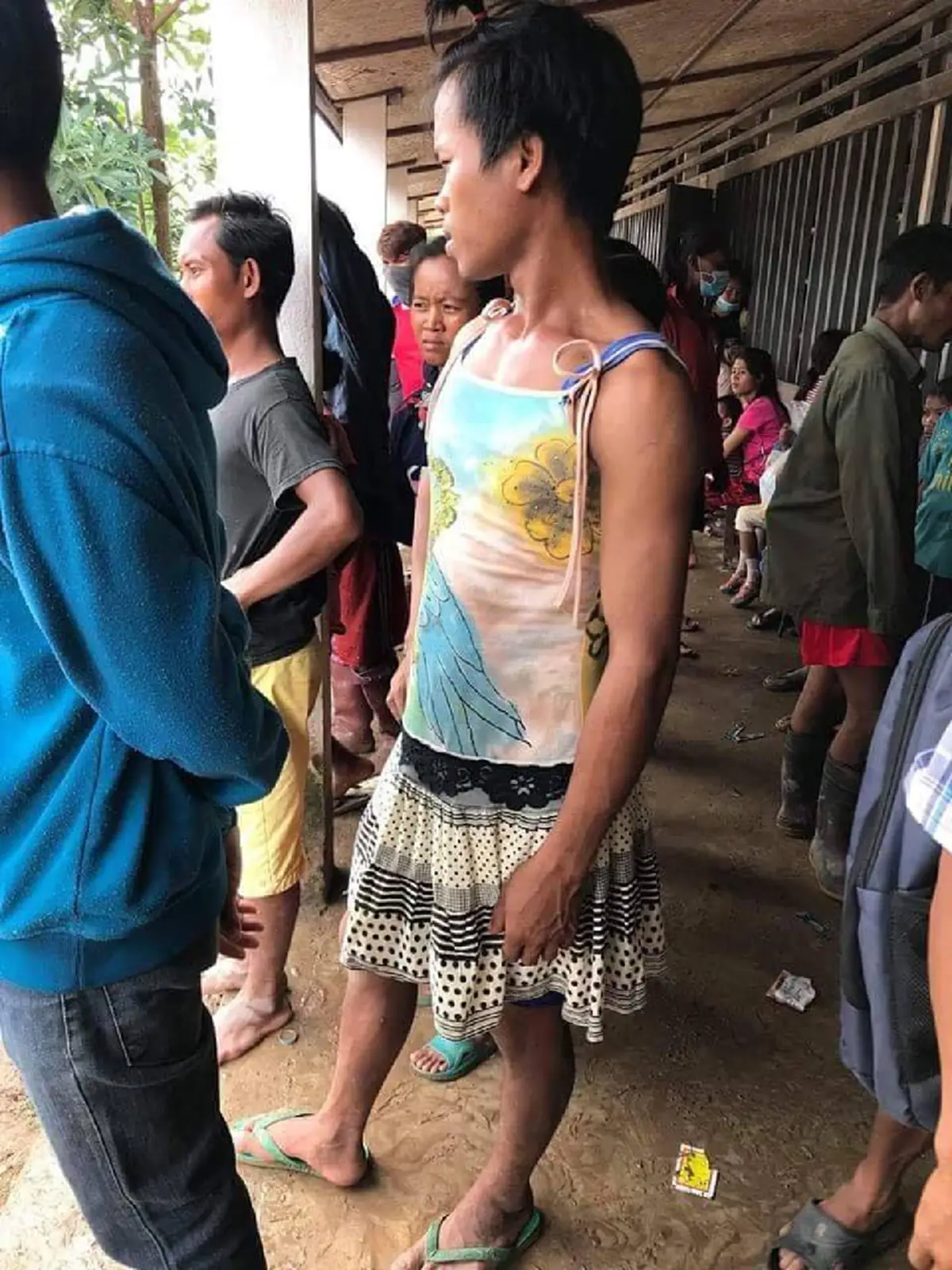 ความจริงโหดร้ายกว่าที่เห็น! ภาพผู้ประสบภัย"เขื่อนแตก" ผู้ชายใส่ชุดผู้หญิงเพราะมันจำเป็น บอกเลยว่าขำไม่ออก