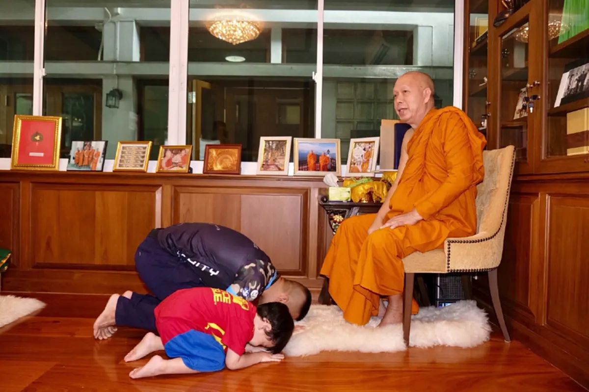 กระโดดขี่คอป่าป๊าซะงั้น \"หมอภาคย์\"ก้มกราบหลวงปู่ด้วยศรัทธา กิริยางดงาม เเต่อยู่ๆ\"ลูกชายตัวน้อย\"ก็เรียกรอยยิ้ม กับความบริสุทธิ์ไร้เดียงสา