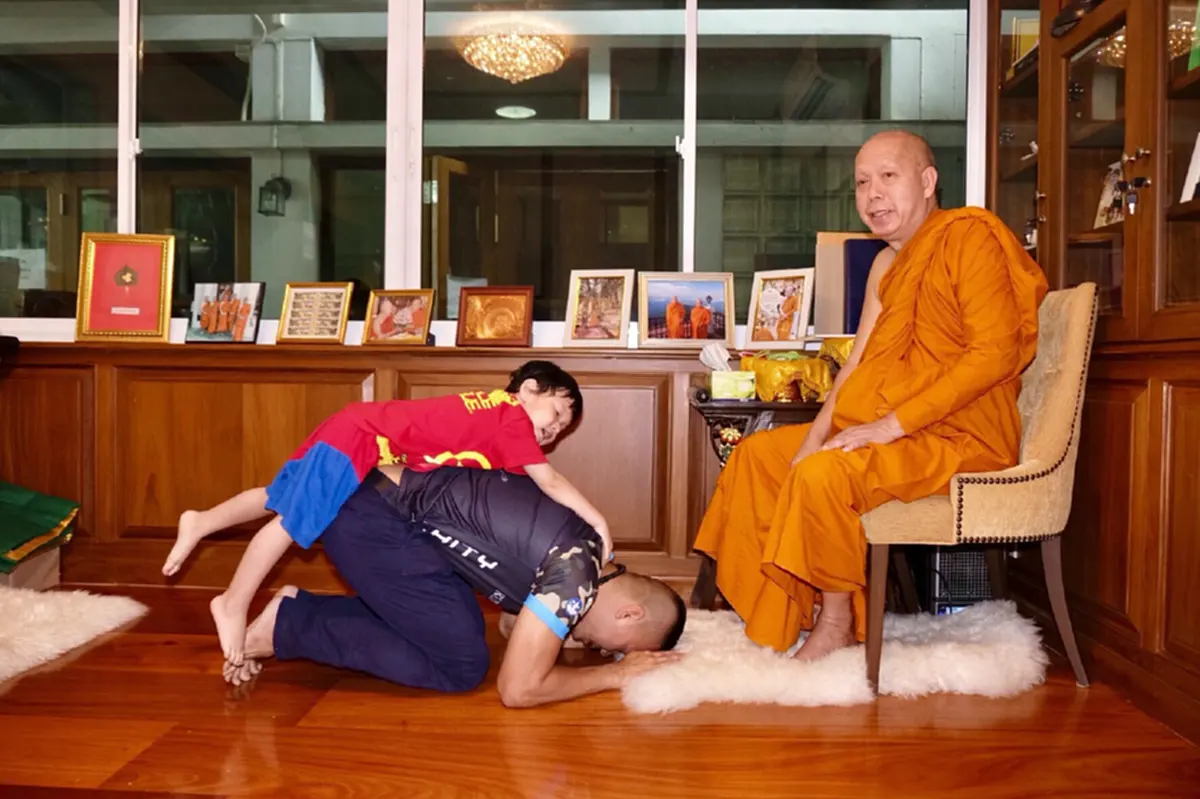 กระโดดขี่คอป่าป๊าซะงั้น \"หมอภาคย์\"ก้มกราบหลวงปู่ด้วยศรัทธา กิริยางดงาม เเต่อยู่ๆ\"ลูกชายตัวน้อย\"ก็เรียกรอยยิ้ม กับความบริสุทธิ์ไร้เดียงสา