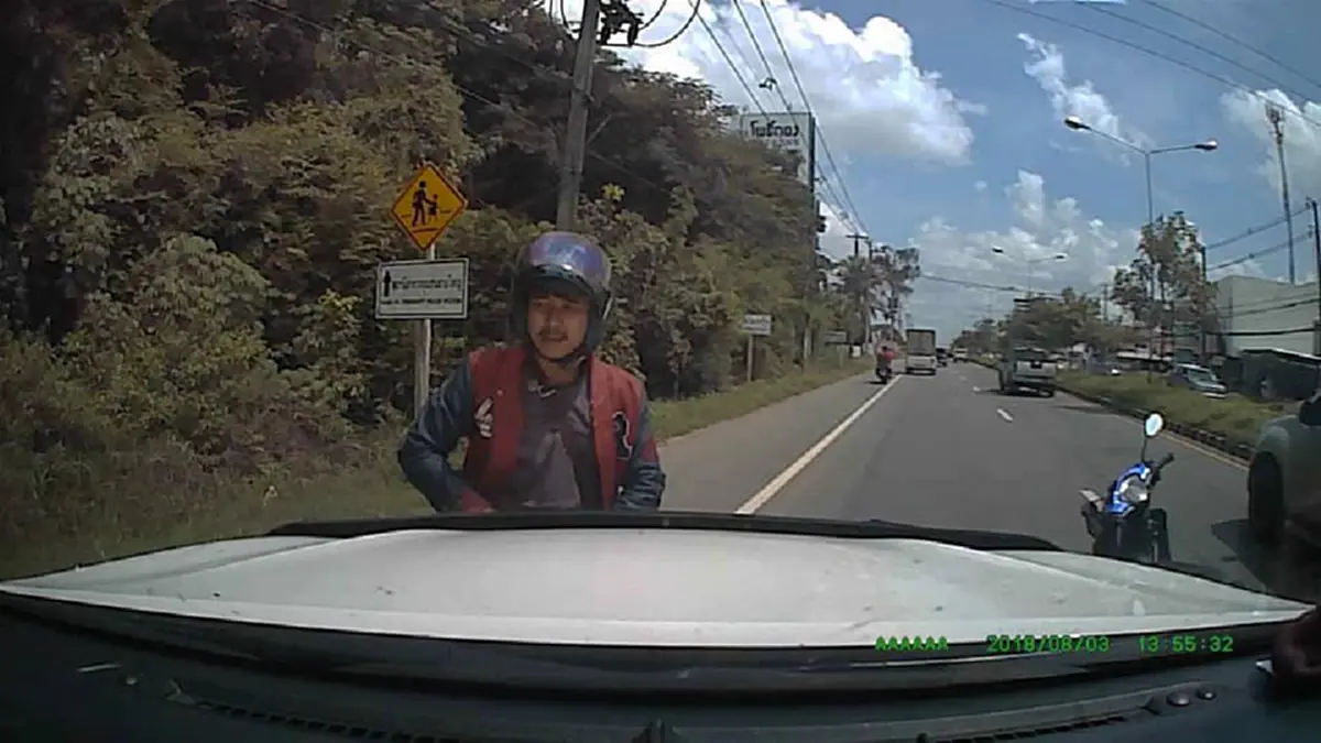 รนหาที่ ซ่าไม่เข้าเรื่อง "โจ๋อุบลฯ"เมากร่าง เเว้นปาดซ้ายขวา ควักอีโต้ ฟันรถยับ หวิดชะตาขาด คนขับเป็น"รองสว.ตชด." ผมขอเกษียณเเบบสงบ(คลิป)