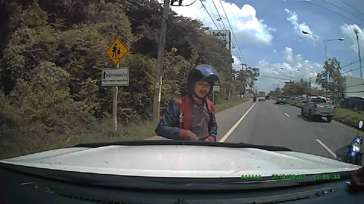 รนหาที่ ซ่าไม่เข้าเรื่อง "โจ๋อุบลฯ"เมากร่าง เเว้นปาดซ้ายขวา ควักอีโต้ ฟันรถยับ หวิดชะตาขาด คนขับเป็น"รองสว.ตชด." ผมขอเกษียณเเบบสงบ(คลิป)