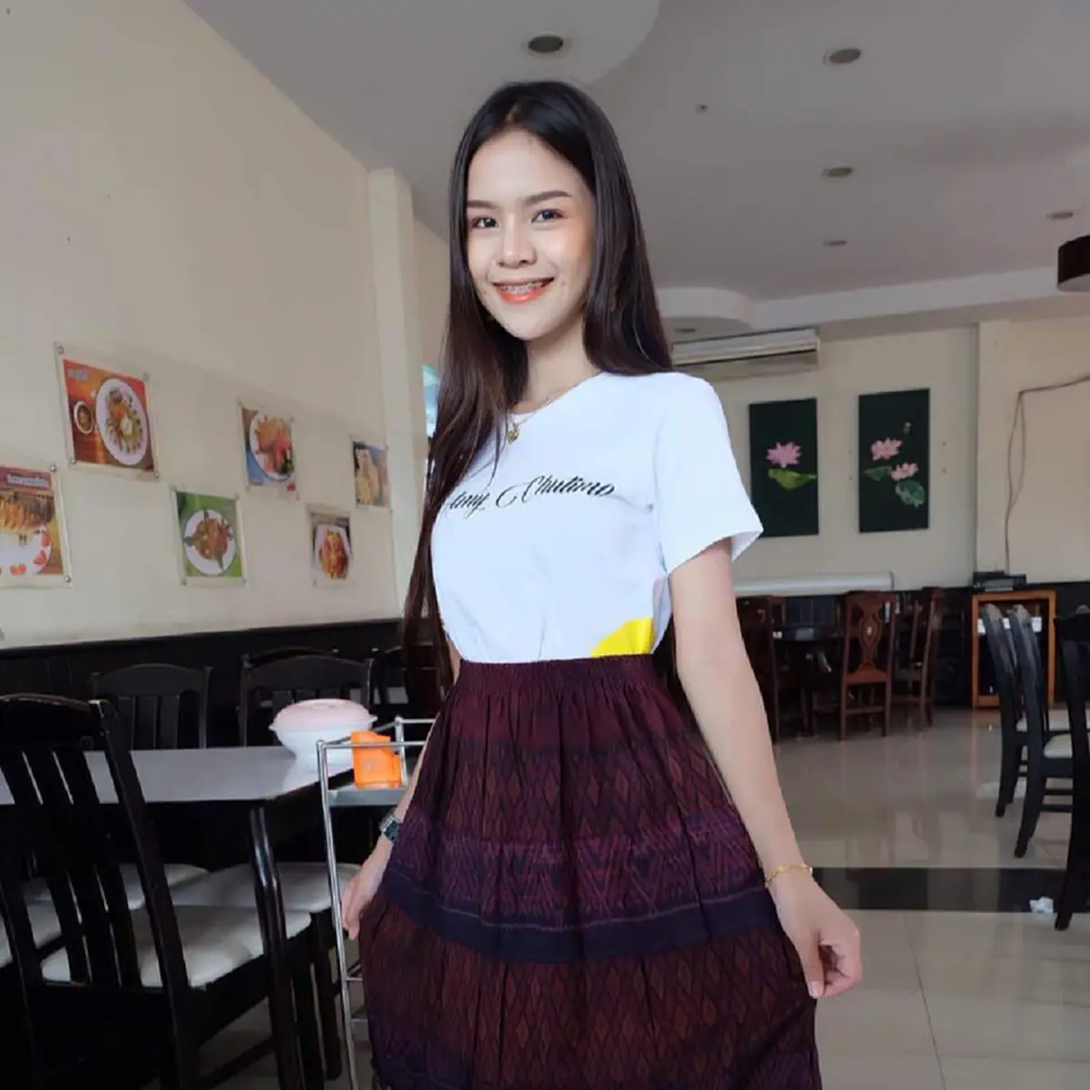 เปิดคลิป \"อาม ชุติมา\" โดนหนุ่มปาดอกไม้ใส่หน้า แฟนเพลงรับไม่ได้โห่ไล่ผู้ชายใจหมา