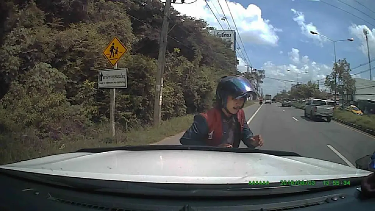 รนหาที่ ซ่าไม่เข้าเรื่อง "โจ๋อุบลฯ"เมากร่าง เเว้นปาดซ้ายขวา ควักอีโต้ ฟันรถยับ หวิดชะตาขาด คนขับเป็น"รองสว.ตชด." ผมขอเกษียณเเบบสงบ(คลิป)