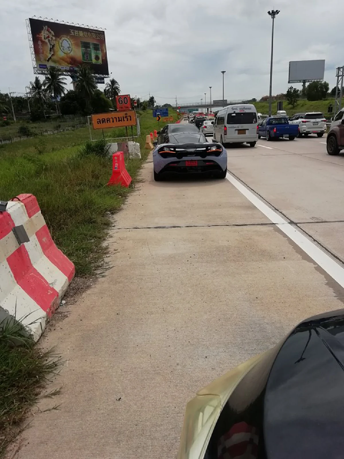 จำไปชั่วชีวิต "เจ้าของซูเปอร์คาร์"โดน"กระบะ" ซิ่งชนท้าย หล่อทั้งรถ ทั้งหัวใจ ถ้าเป็นคนอื่นคงเอาเรื่องคุณไปเเล้ว ดีนะที่เป็นผม!! (คลิป)