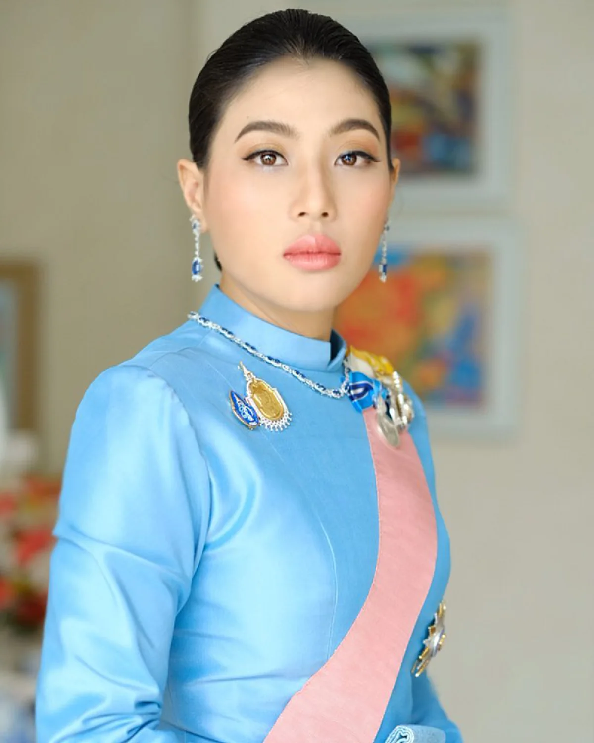 พระอิริยาบถตรึงใจ!! สมเด็จฯเจ้าฟ้าสิริวัณณวรีฯ  สะพานเชื่อม คนรุ่นใหม่ กับ สถาบันพระมหากษัตริย์ เจ้าหญิงแห่งวงการแฟชั่น และการกีฬา