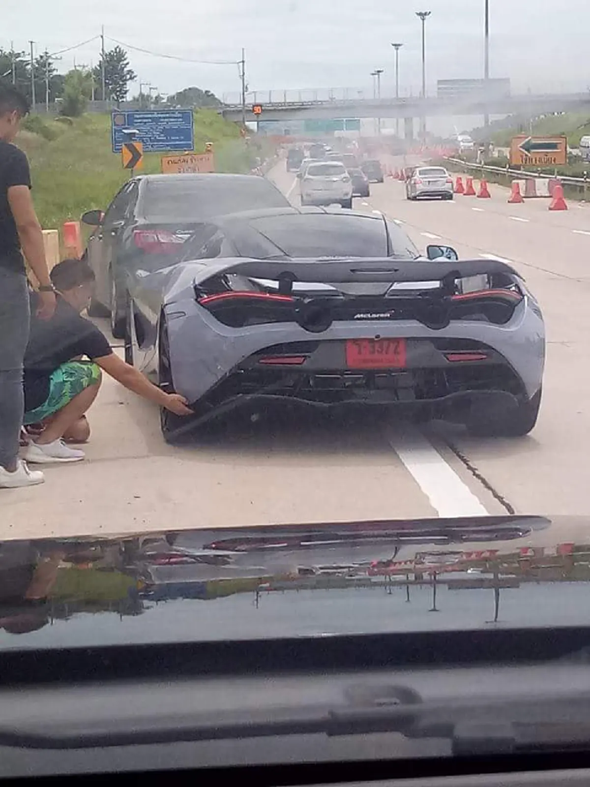 จำไปชั่วชีวิต "เจ้าของซูเปอร์คาร์"โดน"กระบะ" ซิ่งชนท้าย หล่อทั้งรถ ทั้งหัวใจ ถ้าเป็นคนอื่นคงเอาเรื่องคุณไปเเล้ว ดีนะที่เป็นผม!! (คลิป)