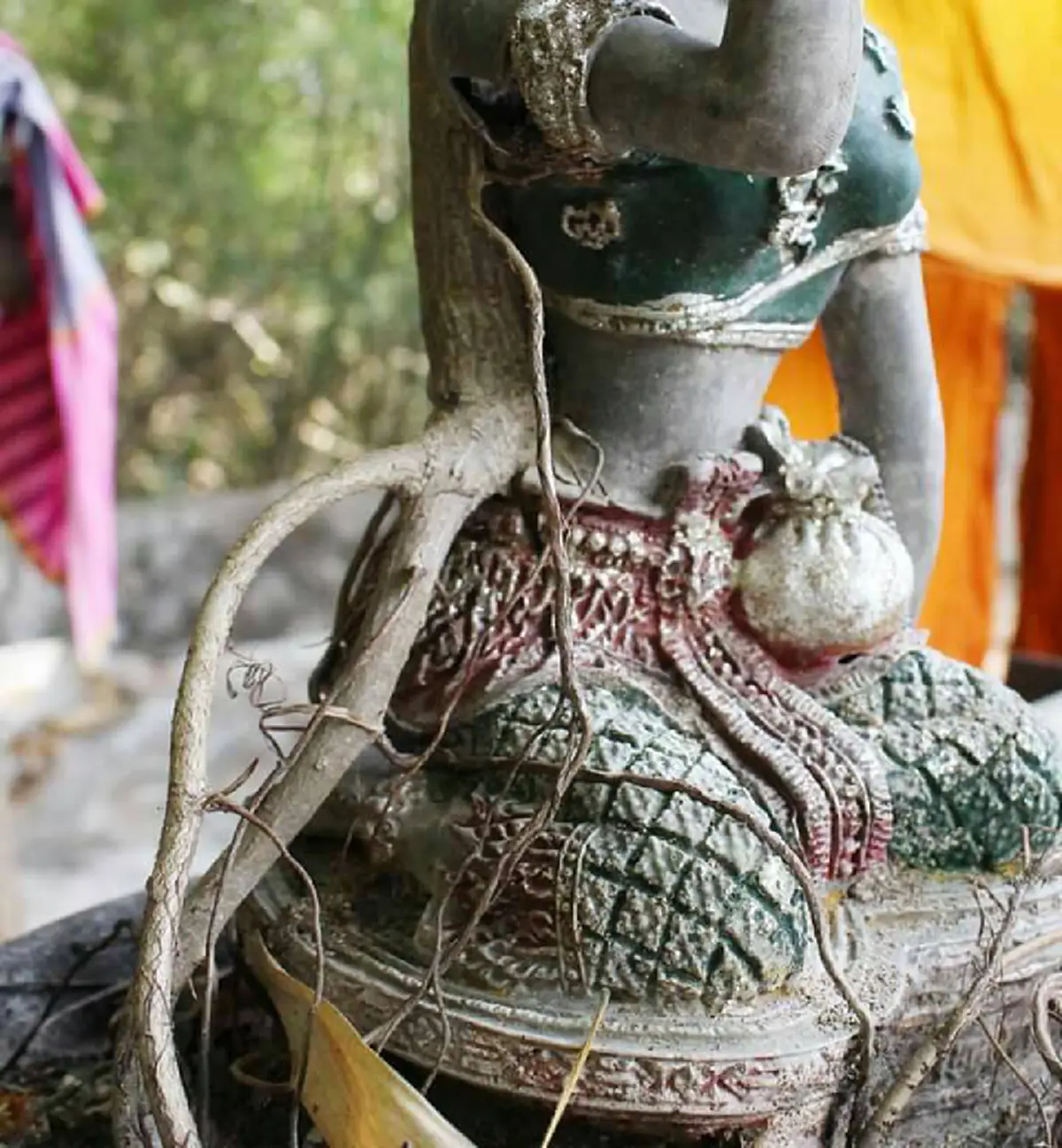 ฮือฮา ทั้งหมู่บ้าน!! ชาวบ้านแห่กราบไหว้ "แม่นางกวัก" สุดอัศจรรย์มีต้นโพธิ์โผล่จากเอว ความศักดิ์สิทธิ์ยังเลื่องลือ เซียนหวยเจอเลขเด็ดเพียบ!!