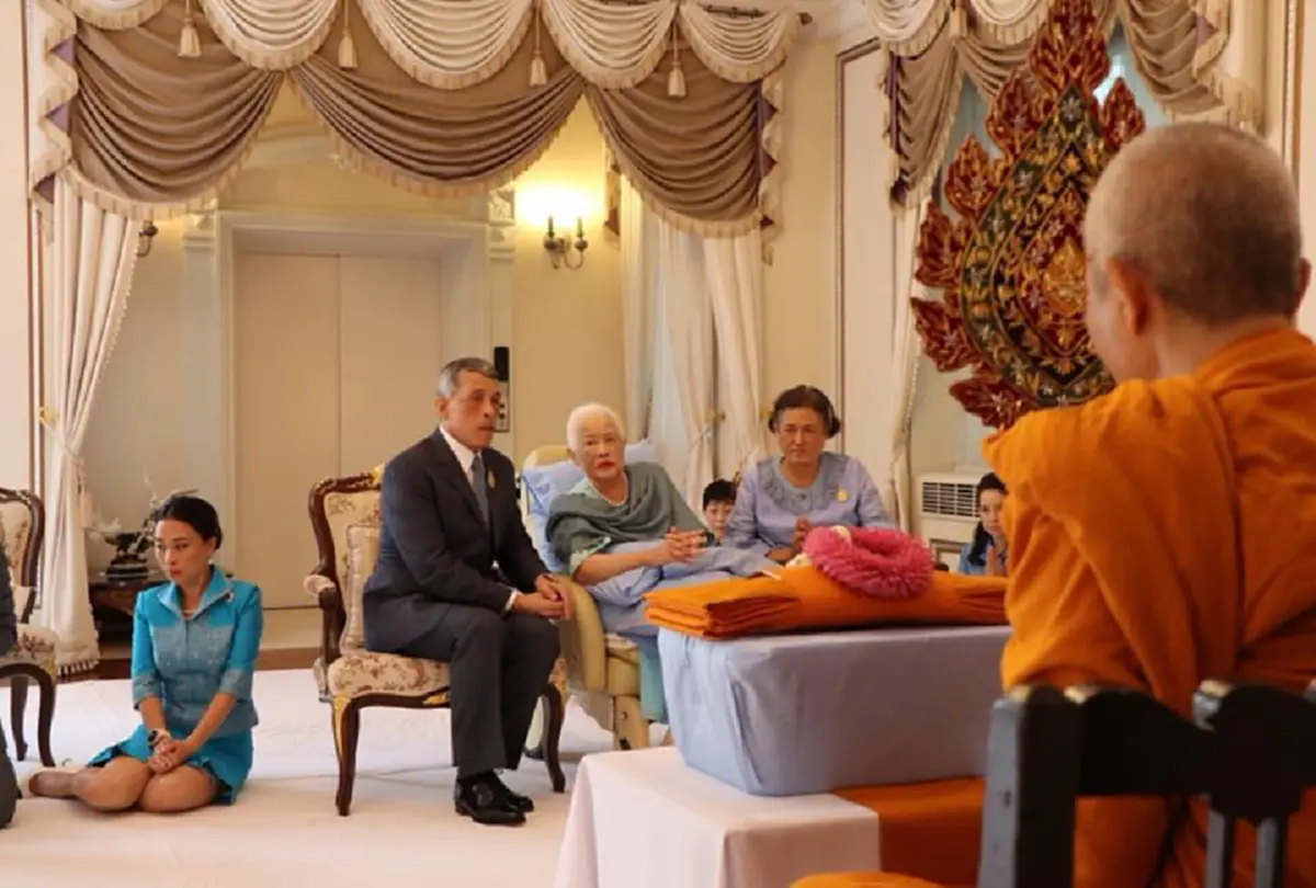 ในหลวงร.10 เสด็จออกพร้อมด้วย สมเด็จพระราชินีใน ร.9  ทรงบำเพ็ญพระราชกุศล เนื่องในโอกาสวันเฉลิมพระชนมพรรษา 12ส.ค.61