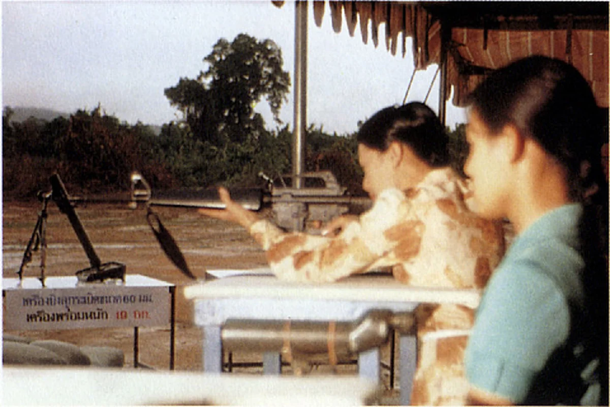 ธ ทรงเป็น จอมทัพไทย!! อีกหนึ่งพระปรีชาสามารถของ "ในหลวง ร.9 - สมเด็จพระราชินีฯ" ด้านทรงพระแสงปืน ที่คนรุ่นหลังไม่เคยได้เห็น (ภาพ)