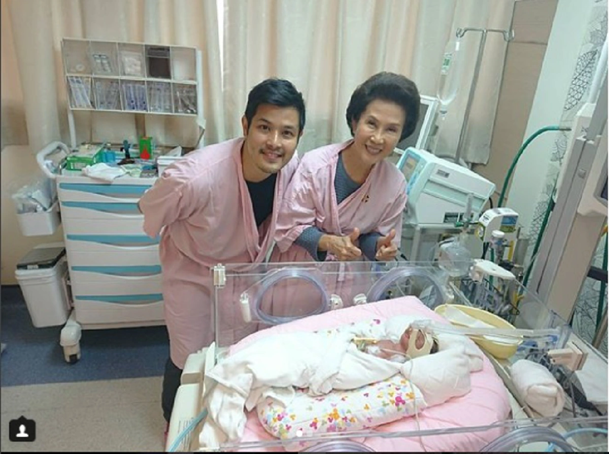 #เหมือนใจจะขาด!! คุณพ่อป้ายแดง “เติ้ล ตะวัน” ล่าสุดเผยความรู้สึก ได้อุ้มลูกสาวครั้งแรก! หลังต้องอยู่ในตู้อบ นานหลายวัน !! (ชมภาพ)