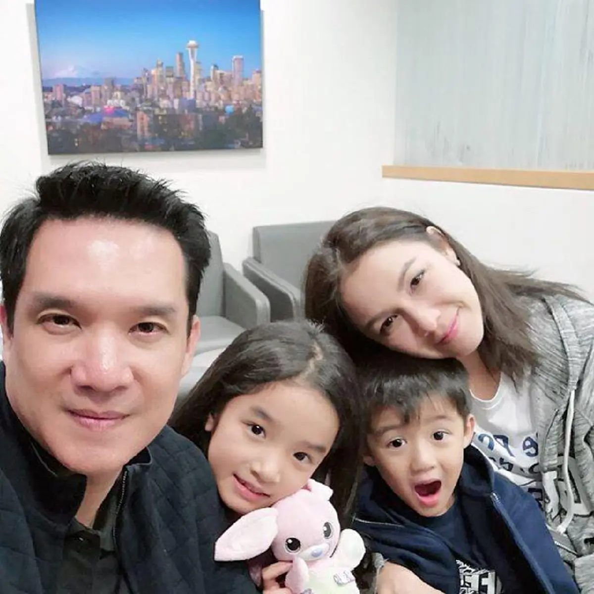 "กบ สุวนันท์" โพสต์ภาพ "พ่อบรู๊ค" ตอนเด็กเทียบความเหมือน "น้องณดล" ชาวเน็ตยอมเหมือนพ่อมีแฝด