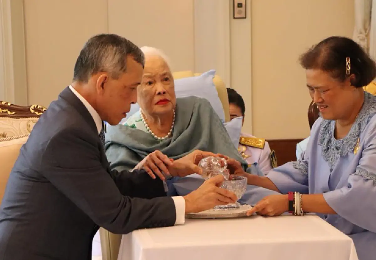 ในหลวงร.10 เสด็จออกพร้อมด้วย สมเด็จพระราชินีใน ร.9  ทรงบำเพ็ญพระราชกุศล เนื่องในโอกาสวันเฉลิมพระชนมพรรษา 12ส.ค.61